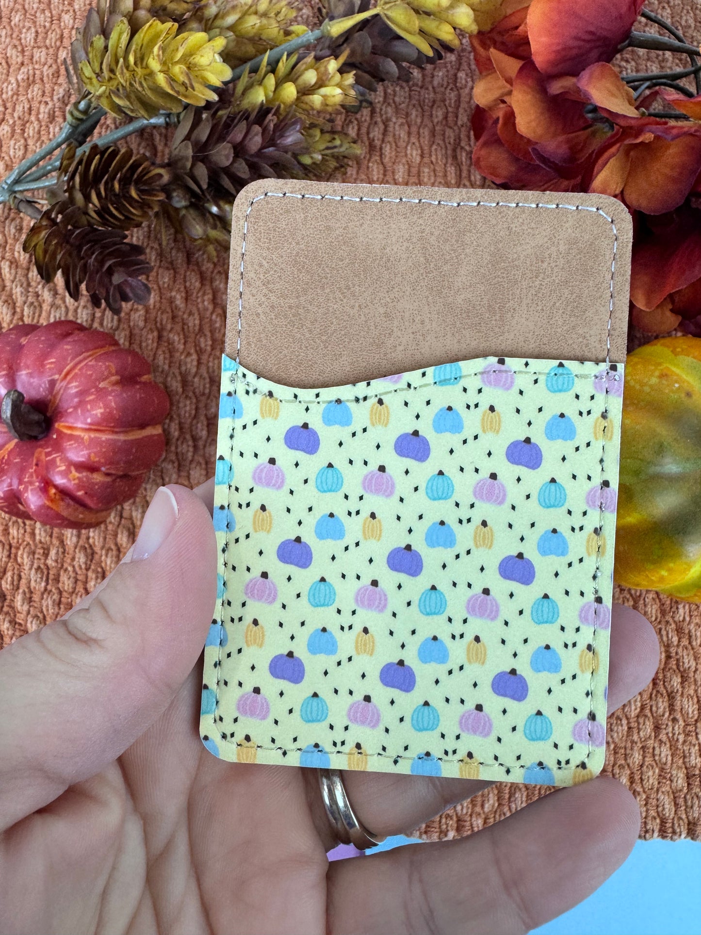 Small fall gift idea – adhesive phone wallet with pastel pumpkin art